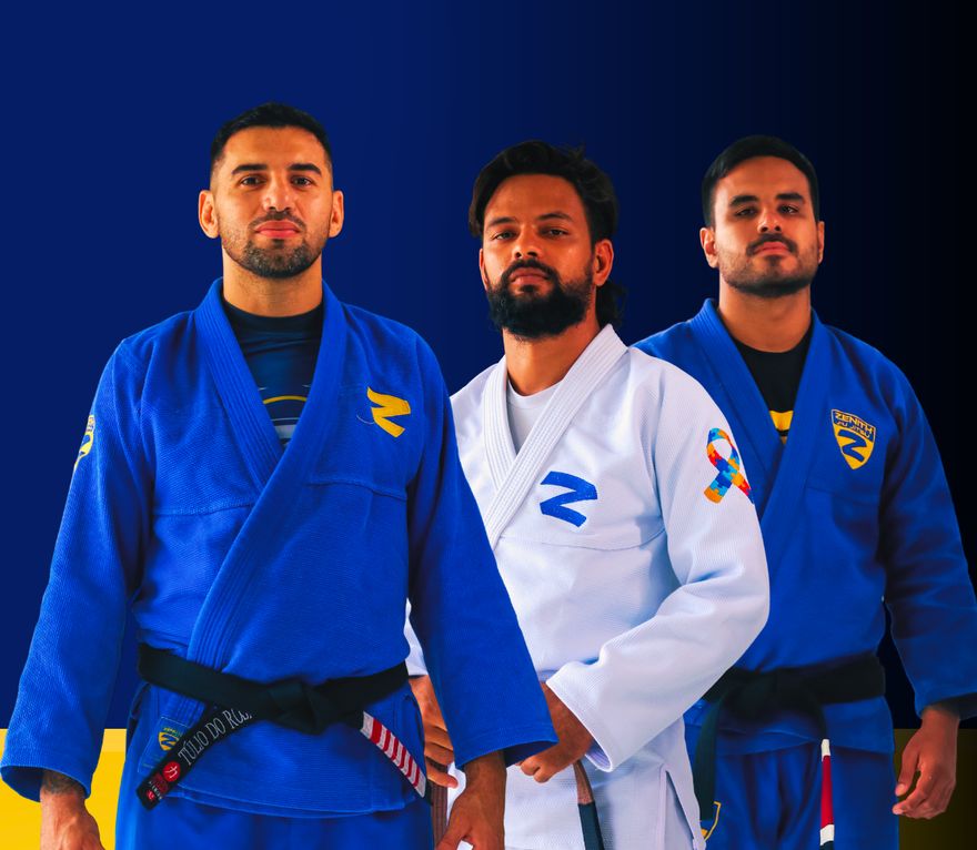 Três atletas da Zenith Jiu Jitsu de kimono, um deles faixa preta